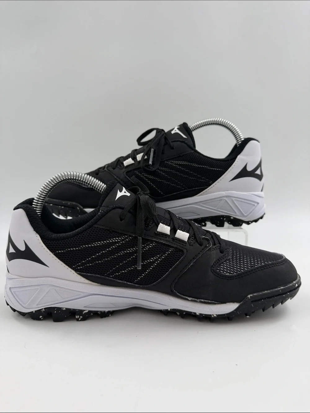 Mizuno Women's Dominant All Surface Low Turf Athletic Shoe Size 8.0